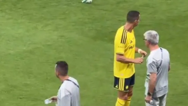
                    Nem a garrafa escapou. Cristiano Ronaldo reagiu assim após golo anulado
                