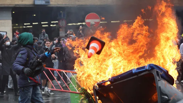 
                    Mais de 100 pessoas detidas em protestos em Bruxelas
                