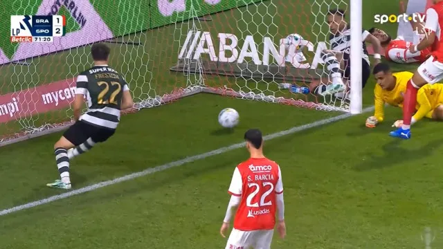 
                    Bernardo 'imita' Rui Silva e faz autogolo caricato no Sp. Braga-Sporting
                