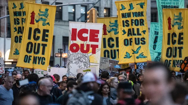 
                    Trump exige elogios ao ICE pela detenção de dominicano alvejado nos EUA
                