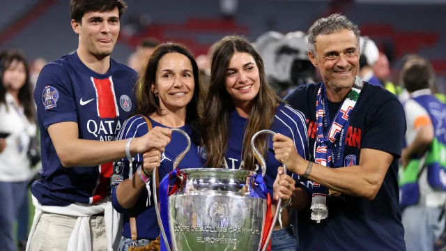 
                    Filha do treinador do PSG envolvida em grave acidente de carro
                