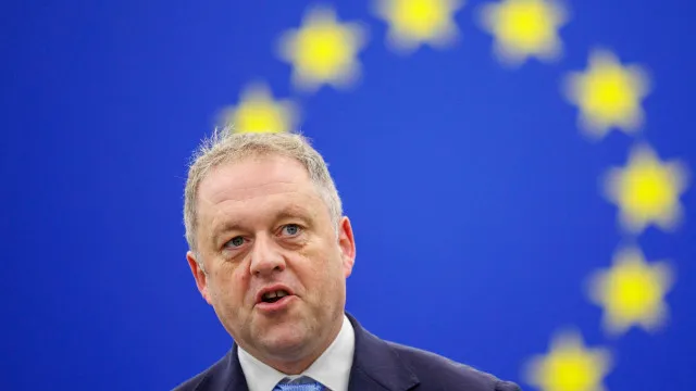 
                    Presidência irlandesa propõe cortes de 8% no orçamento da UE até 2034
                
