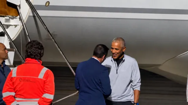 
                    Barack Obama já está em Portugal. As imagens da chegada a Cascais
                