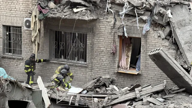 
                    Ataques russos em Zaporijia fizeram 15 mortos e 16 feridos
                