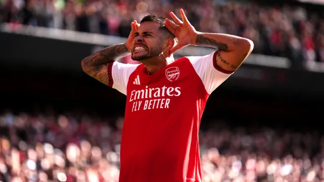 
                    Arsenal vence Leeds e junta-se ao City na liderança
                