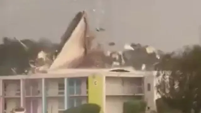 
                    Ventos do furacão Isaías arrancam telhado de hotel na Florida. Veja
                