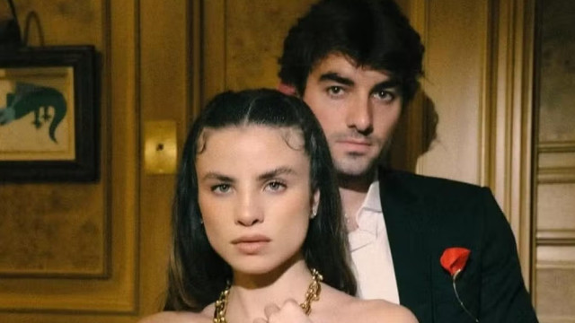 Giulia Be mostra festa com escola de samba em casamento com Conor Kennedy