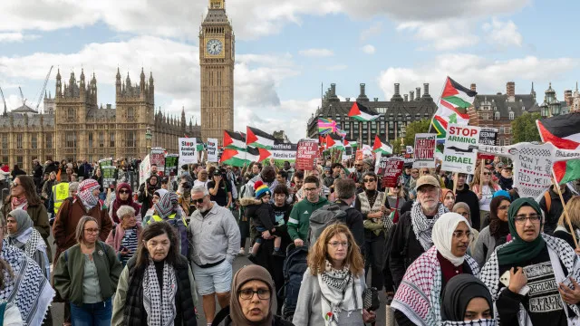 
                    Milhares protestam em Londres contra 