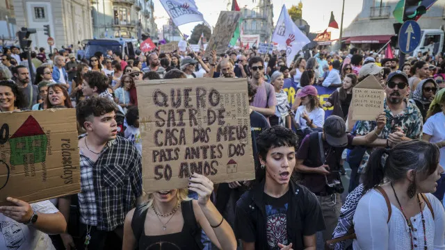 
                    Milhares protestam em Lisboa contra custo de vida e habitação
                