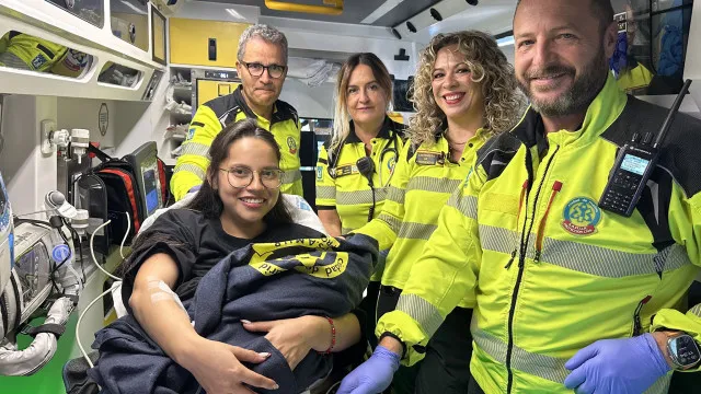 
                    Mulher dá à luz na casa de banho de um bar graças às instruções do 112
                