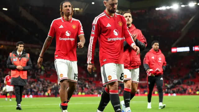 
                    Tottenham salva ponto ante United apagado e agrava crise dos dois clubes
                