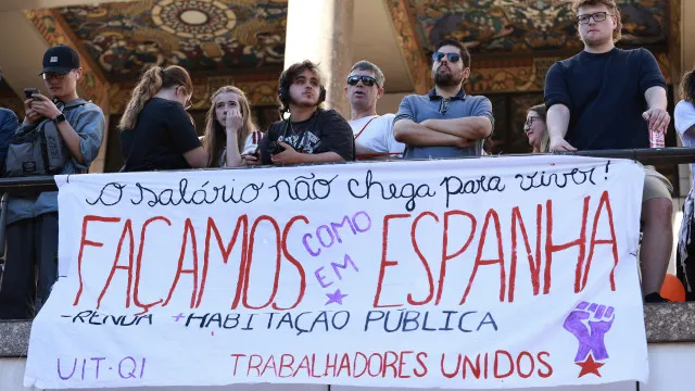 
                    Cerca de 1.500 pessoas no Porto protestam contra custo de vida
                