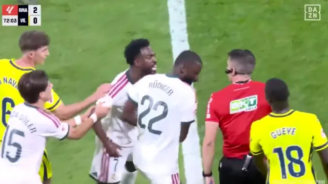 
                    Vini Jr. marca, vê golo anulado e é expulso. Mourinho reagiu desta forma
                