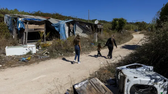 
                    Câmara de Vila Franca quer demolir habitações ilegais. Oposição reclama
                