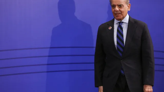 
                    Primeiro-ministro do Paquistão condena ataque ao aeroporto de Riade
                