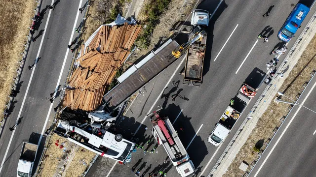
                    11 pessoas morreram em colisão entre autocarro e camião na Turquia
                
