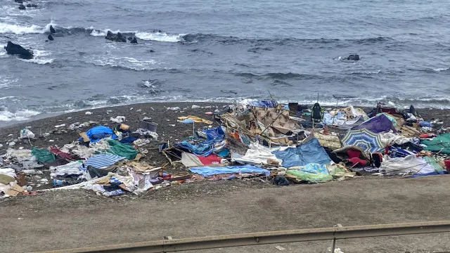 
                    Ceuta. Último acampamento de migrantes desmantelado antes da visita real
                