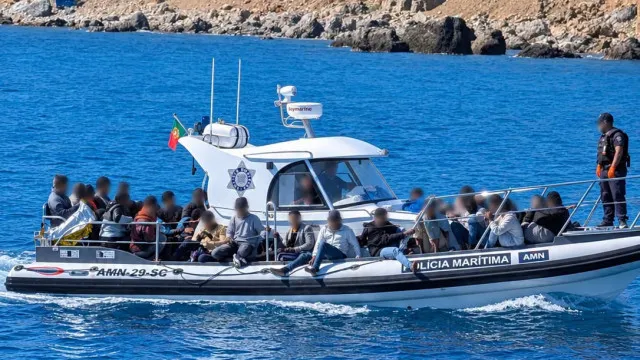 
                    Polícia Marítima resgata 45 migrantes, incluindo grávida, na Grécia
                