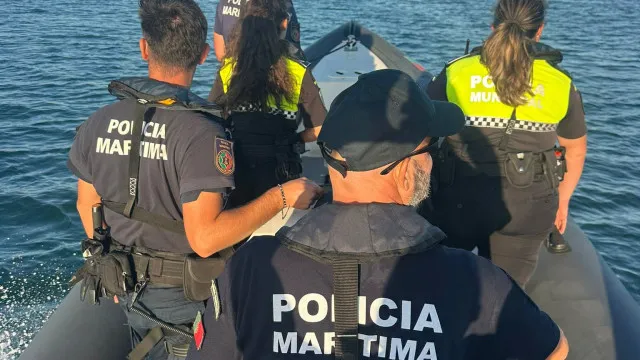 Polícia Marítima resgata 50 migrantes isolados numa ilha grega