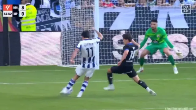 
                    Para Jorge Jesus ver. Gonçalo Guedes estreou-se a marcar com este golaço
                