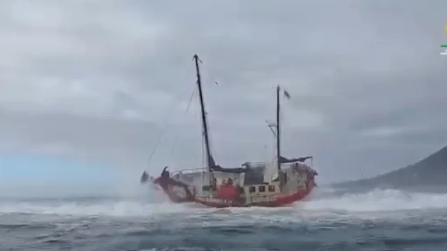 
                    Veleiro alemão entra em dificuldades em Caminha. Tripulantes resgatados
                