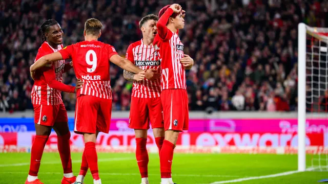 
                    Sensação Friburgo vence Schalke com menos um e lidera Bundesliga
                