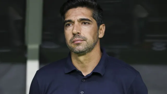 
                    Carrascal salva Flamengo e Jardim. Palmeiras, de Abel, goleia Corinthians
                