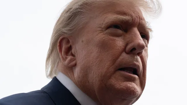 
                    Justiça dos EUA suspende anúncios de Trump com fundos públicos
                