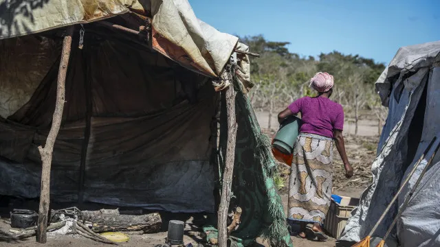 
                    Maria ainda junta a vida que a água levou três anos após cheias em Maputo
                