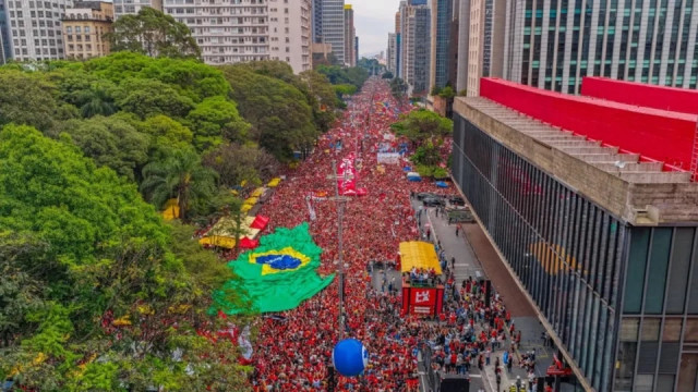 Lula reúne multidão histórica em SP e pede mobilização para o 2º turno