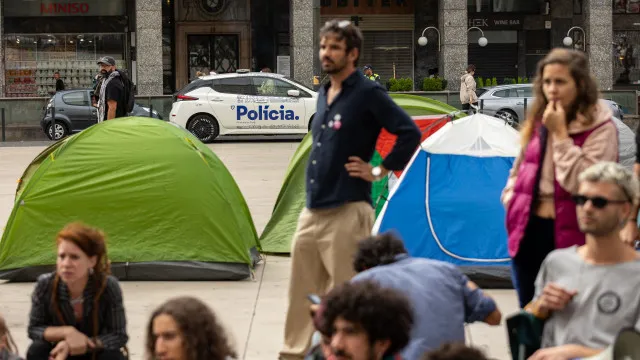 
                    Direito à habitação. Polícias retiram tendas dos manifestantes no Porto
                