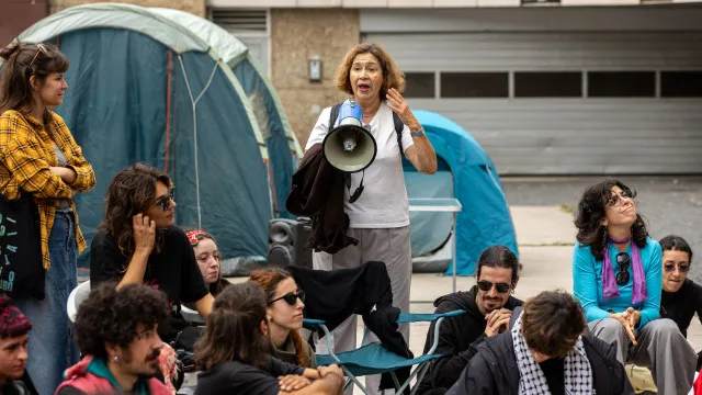 
                    Manifestantes votam pela permanência e pernoita na Praça D. João I
                