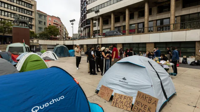 
                    Manifestantes pelo direito à habitação no Porto marcam concentração
                