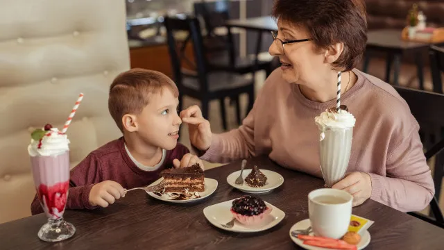 
                    A mãe disse que não podes comer chocolate? Não faz mal, a avó dá! Deve?
                