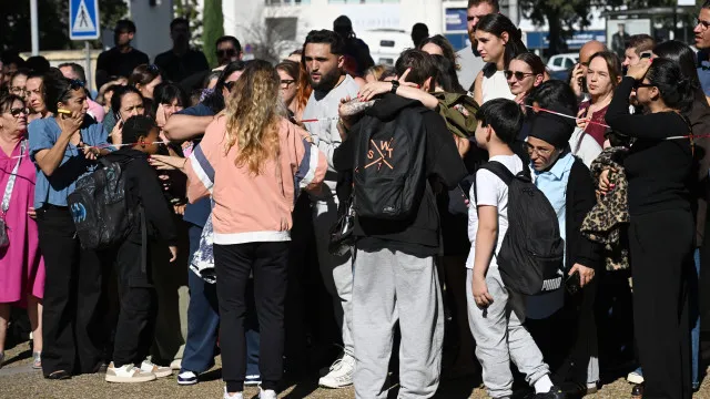 
                    Adolescente acusado de cumplicidade em tiroteio numa escola francesa
                