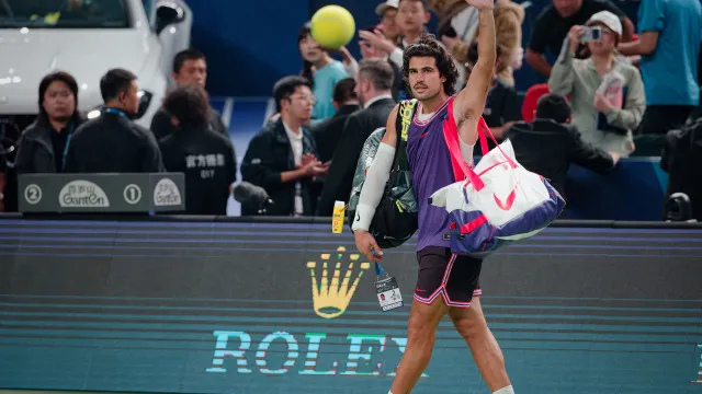 
                    Carlos Alcaraz cai na terceira ronda do Masters 1.000 de Xangai
                