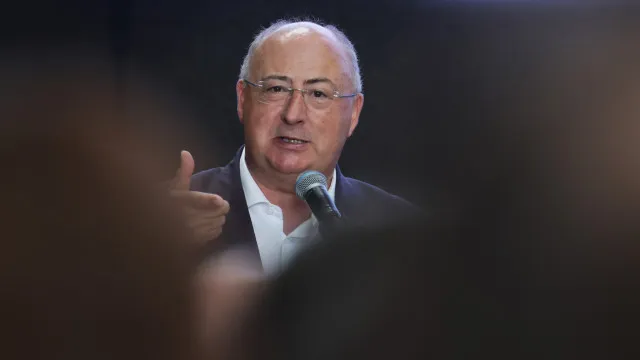 
                    Ministro da Agricultura diz que pastores têm razão sobre ataques do lobo
                