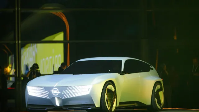 
                    Opel STX Concept reinventa as carrinhas de olho no futuro
                