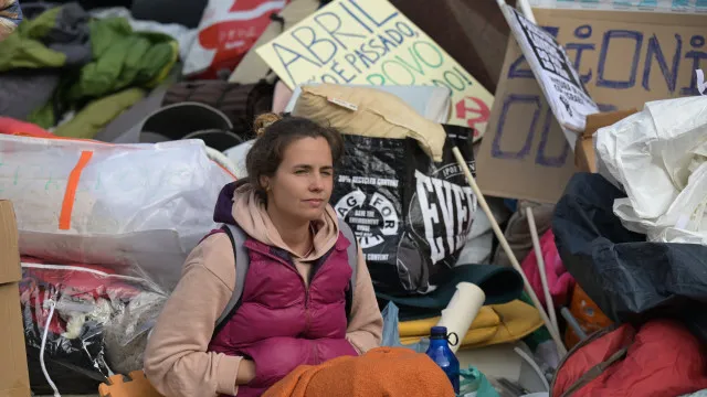 
                    Porto. Manifestantes pernoitam na Praça D. João I após remoção de tendas
                