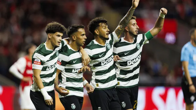 
                    Sporting bate Braga, FC Porto passa no Funchal e Benfica com V de Vitória
                