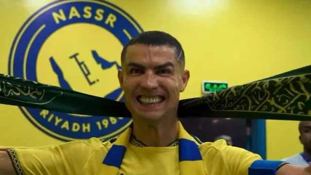 
                    Cristiano Ronaldo eufórico após vitória... com cachecol da Arábia Saudita
                