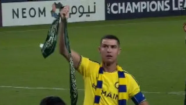 
                    Promete dar que falar. O momento em que CR7 pediu o cachecol da Arábia
                