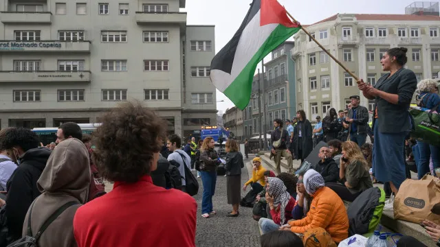 
                    Cerca de 50 manifestantes passaram noite ao relento no Porto
                