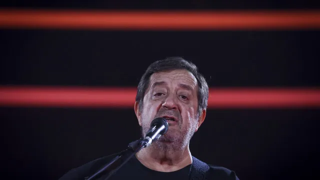 
                    Rui Veloso anuncia pausa. 