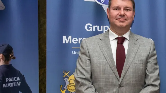 
                    Carrilho acusa MAI: 