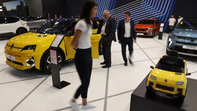 
                    Renault pode produzir menos 300.000 carros na Europa com metas carbónicas
                