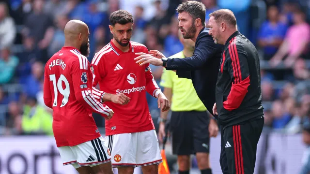 
                    Portugal poupa-o, United não. Carrick explica o caso de Bruno Fernandes
                