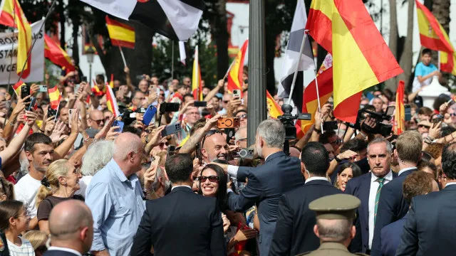 
                    Ceuta: Felipe VI recebido e saudado por centenas de pessoas à chegada
                