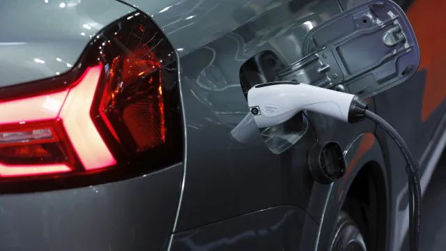 
                    Exportação de carros elétricos e hídridos sobe 10% na UE em 2025
                