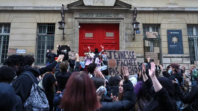 
                    Protestos estudantis em França? Governo e sindicato divergem
                